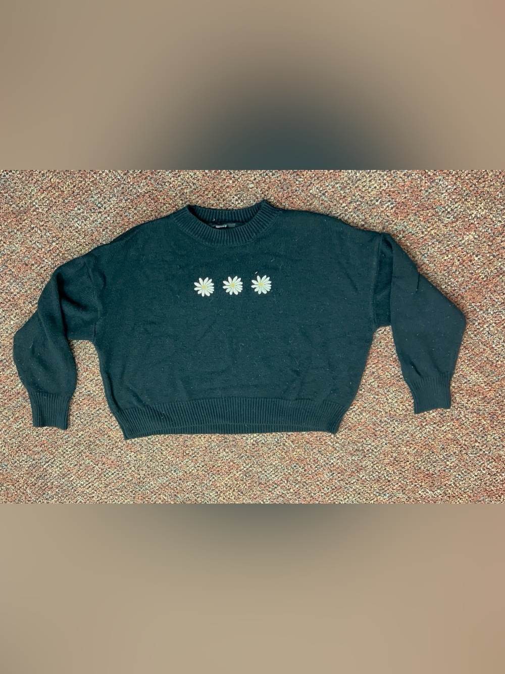 Forever 21 black daisy embroidered sweater Size Small